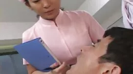 Bella ragazza in pos ...