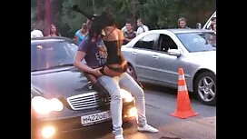 Tizio sbatte una rac ...