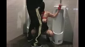 Il uomo leccato un p ...