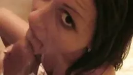 Ragazzo annusando e  ...