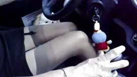 L'uomo cullando il b ...