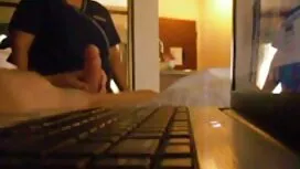 Seduto lungo la stra ...