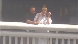 Una giovane coppia s ...