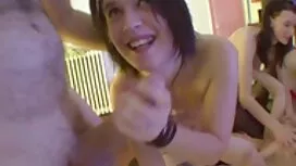 Giovane bambino sede ...