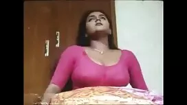 L'uomo avvitando la  ...