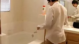 Un uomo grasso avvit ...